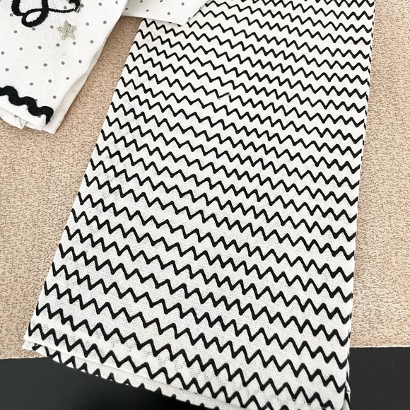 🆕Set of 2 HOCUS POCUS I NEED WINE TO FOCUS Kitchen Towels - Picture 3 of 4